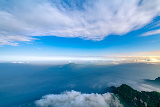 峨眉山的山峰与云海