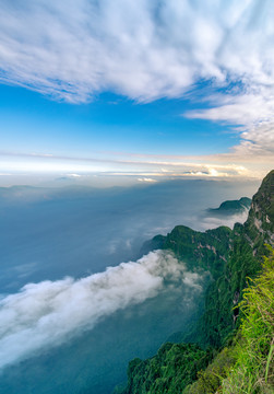 峨眉山的山峰与云海