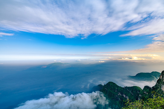 峨眉山的山峰与云海