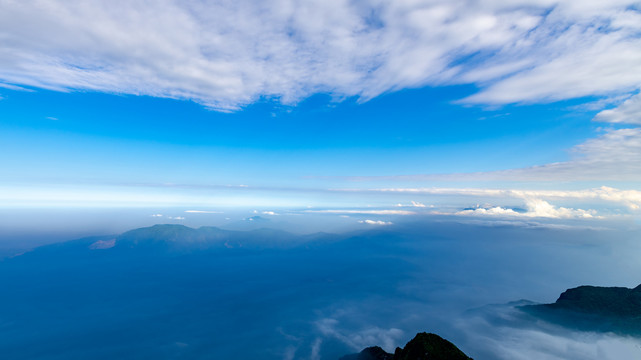 峨眉山的山峰与云海