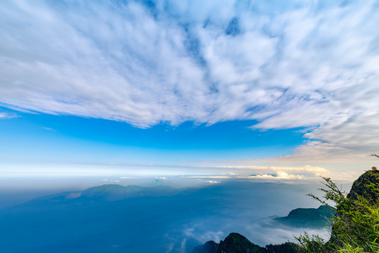 峨眉山的山峰与云海