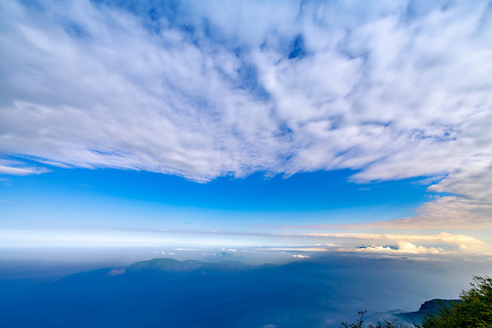 峨眉山的山峰与云海