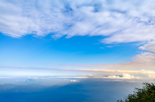 峨眉山的山峰与云海