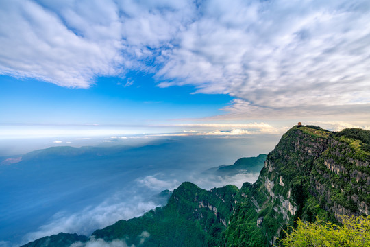 峨眉山的山峰与云海