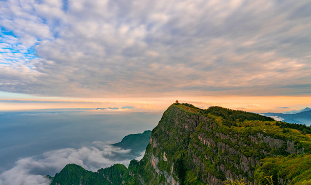 黄昏时分峨眉山的山峰与云海