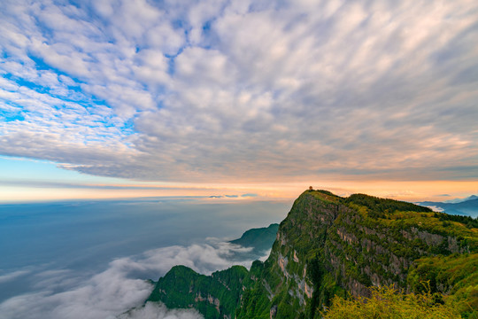 黄昏时分峨眉山的山峰与云海