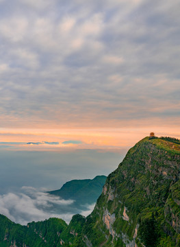 黄昏时分峨眉山的山峰与云海