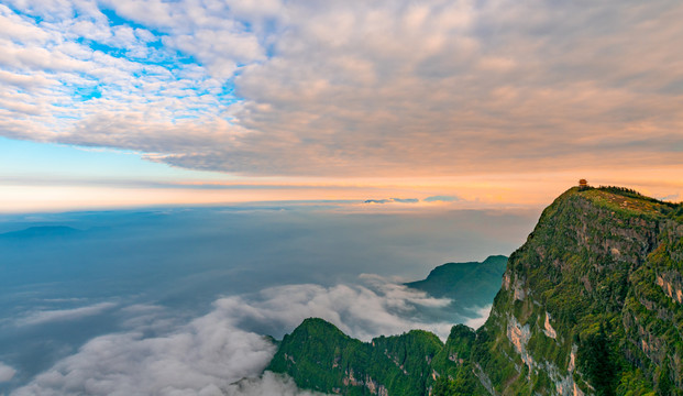 黄昏时分峨眉山的山峰与云海