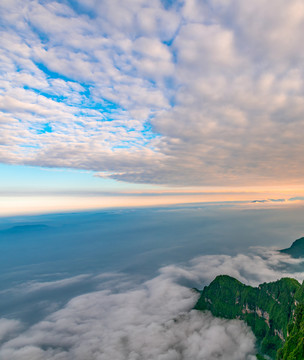 黄昏时分峨眉山的山峰与云海