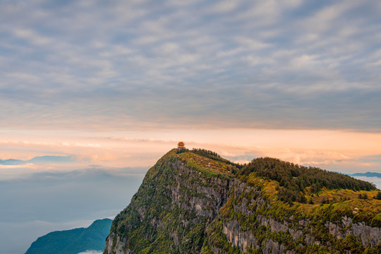 黄昏时分峨眉山的山峰与云海