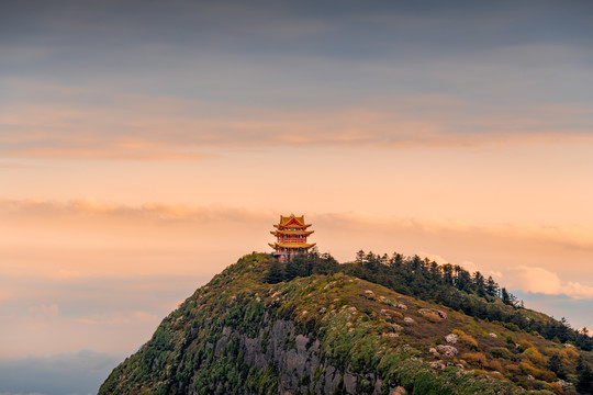 黄昏时分峨眉山的山峰与云海