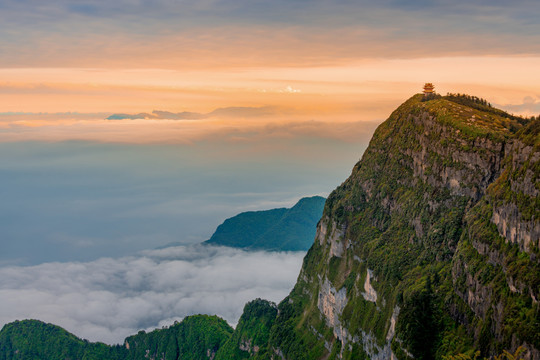 黄昏时分峨眉山的山峰与云海