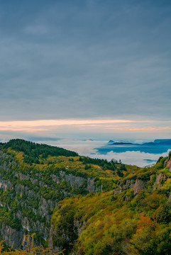 黄昏时分峨眉山的山峰与云海