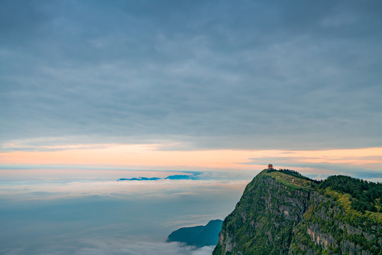 黄昏时分峨眉山的山峰与云海