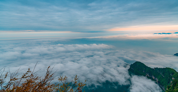 黄昏时分峨眉山的山峰与云海