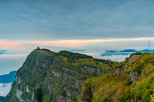 黄昏时分峨眉山的山峰与云海