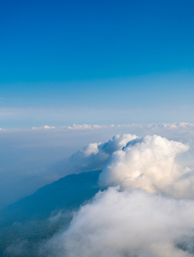 峨眉山的山峰与云海