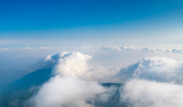 峨眉山的山峰与云海