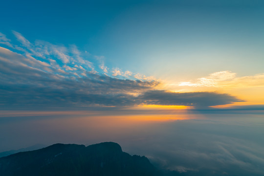 峨眉山的日出