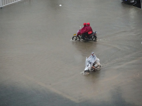 暴雨城市交通堵塞