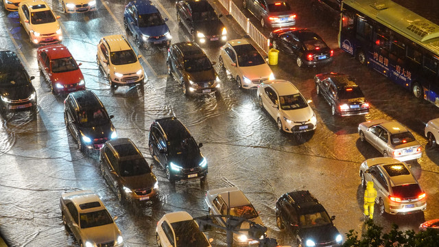 暴雨城市交通堵塞