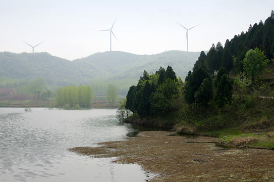 山岗上的风电机