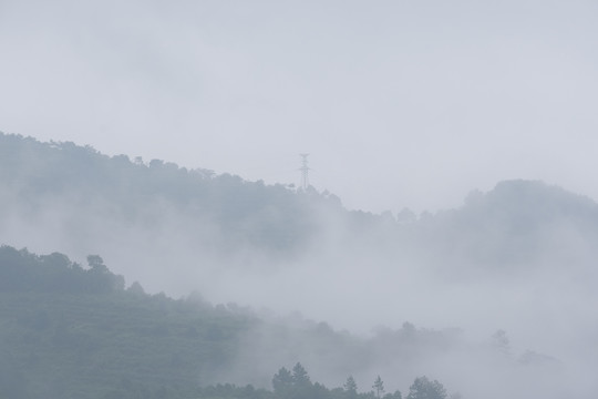 清晨山间云雾