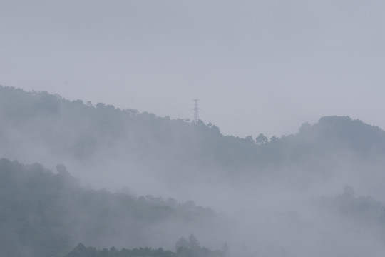 清晨山间云雾