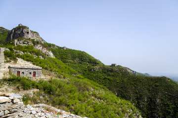 荒山废墟