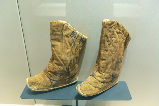 丝绸博物馆明代黄色素缎丝织靴