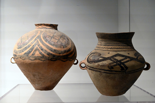 原始社会陶罐出土文物