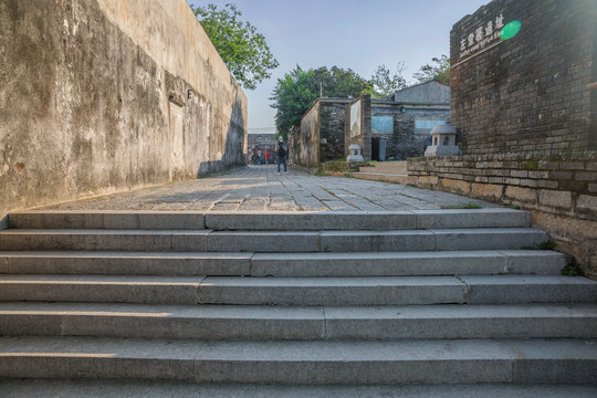 古镇街道青石路