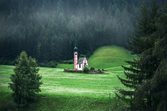 意大利多洛米蒂孤独的教堂