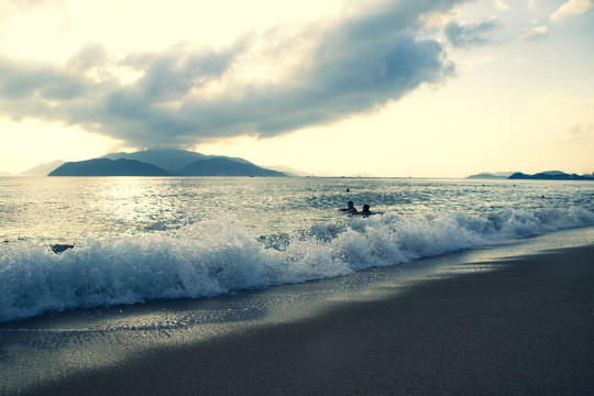 大海巨浪滔天