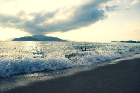 大海巨浪滔天