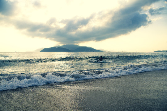 大海巨浪滔天