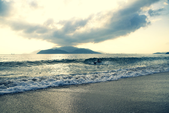 大海巨浪滔天