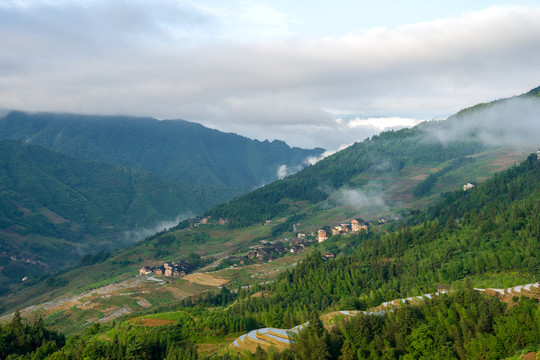 大山下的民居