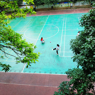 学生在操场上踢毽子