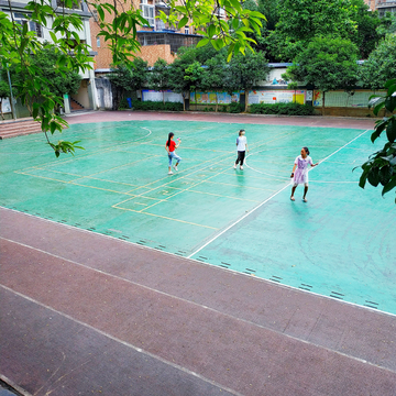 学生在操场上踢毽子