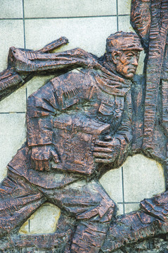 抱炸药包的解放军战士全身雕像