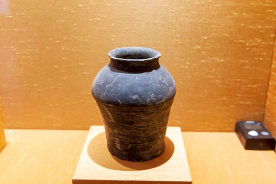 江苏苏州博物馆崧泽文化黑皮陶罐