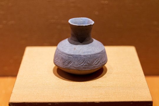 江苏苏州博物馆崧泽文化灰陶壶
