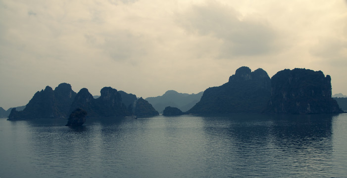 越南下龙湾海上小岛