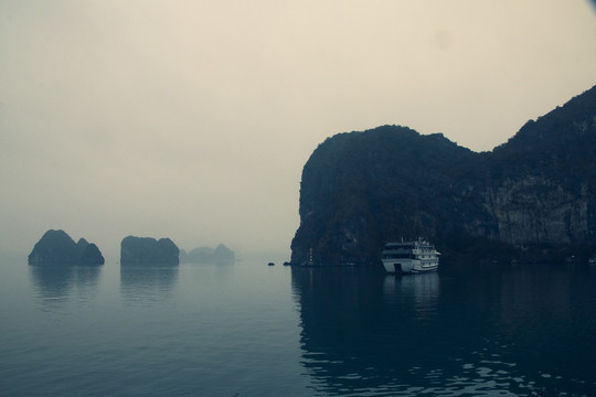 越南下龙湾海上小岛