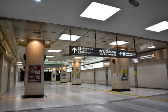 日本高铁站夜景