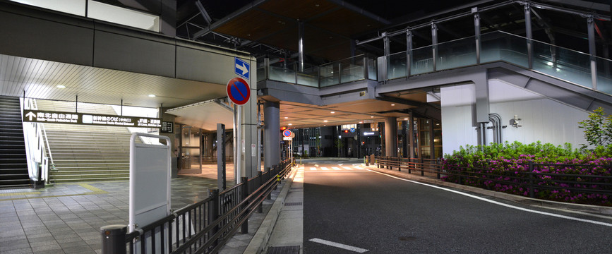 日本高铁站夜景