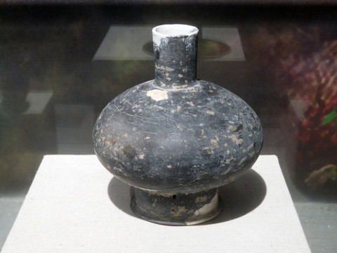 新石器时代黑陶细颈壶