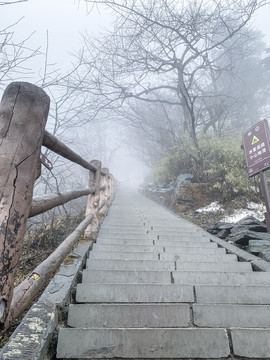 峨眉山顶石阶