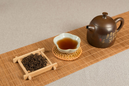 普洱熟茶干茶与茶汤组合